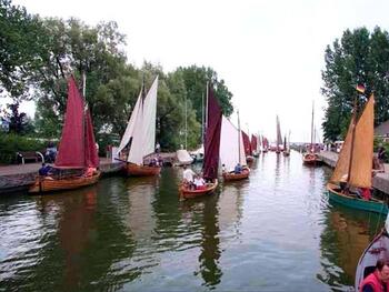 Holzbootfreunde Fischland e.V. - Heraussegeln aus dem Wustrower Hafen zur Kleinen Fischländer Wettfahrt