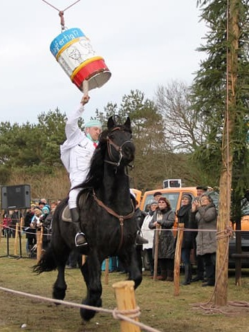 Borner Fastnachtstonnenabschlagen zu Pferd