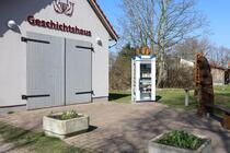 Telefonzelle vor dem Maskenhaus