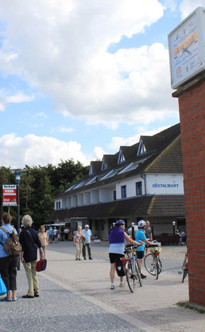 Ribnitzer Moor-Tour - Platz vor der Seebrücke
