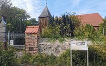 Telefonzelle vor dem Maskenhaus