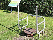 Fitness- und Spielplatz im Martha-Mühler-Grählert-Park Zingst - Kniebeuge / Wackelplatte